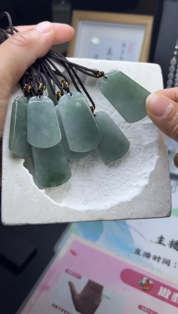未镶嵌挂件翡翠多样性发一件R703120
