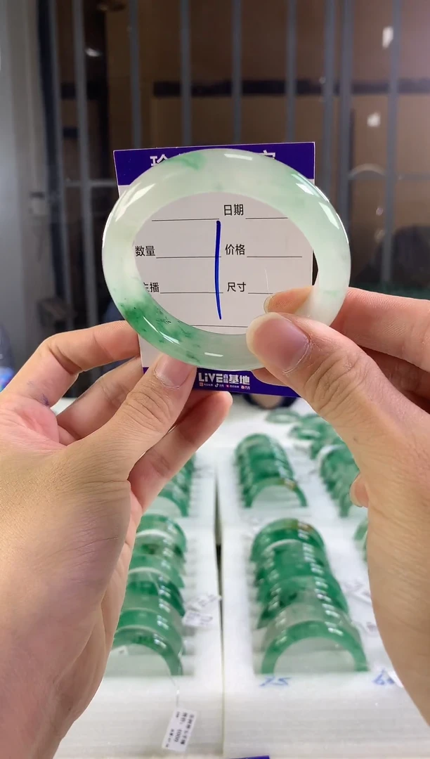 未镶嵌手镯石英质玉（非洲翠）圆**方1