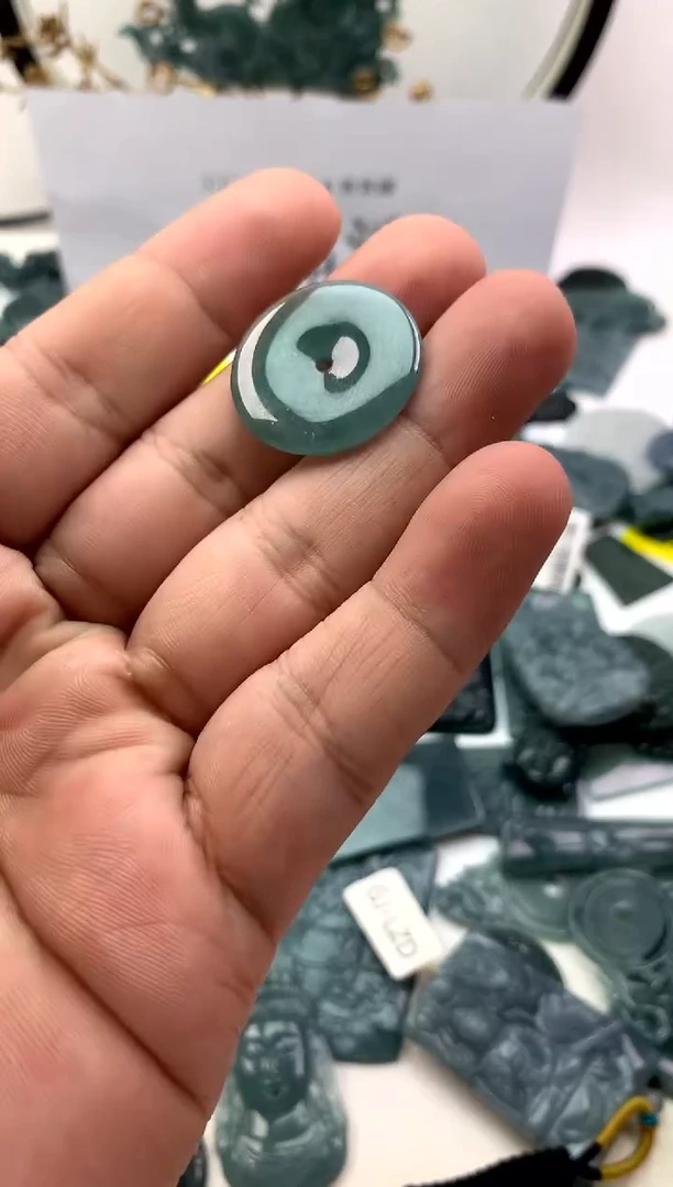 翡翠未镶嵌颈饰平安扣