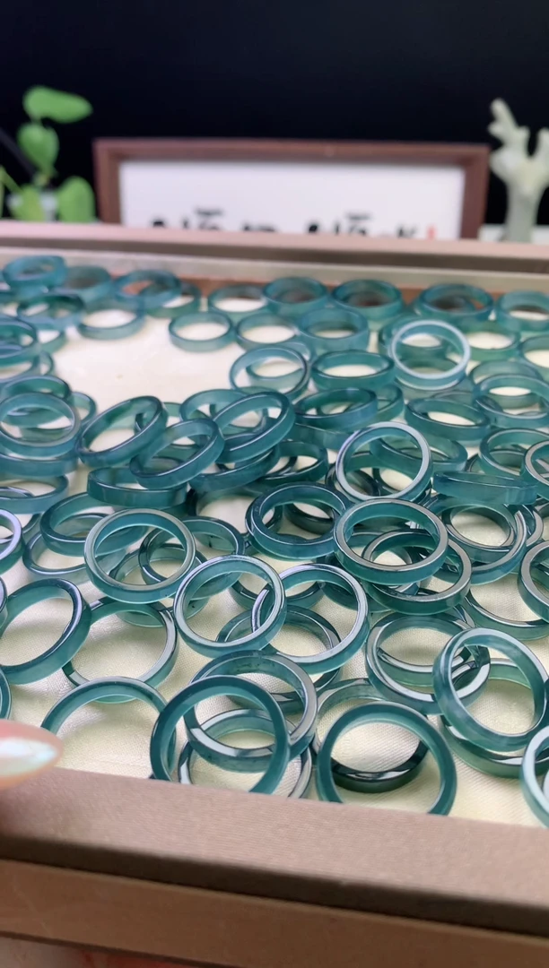 翡翠未镶嵌颈饰多样性发其一