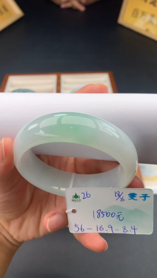 翡翠手镯未镶嵌江***y自带#送人#，联系客服核对地址~