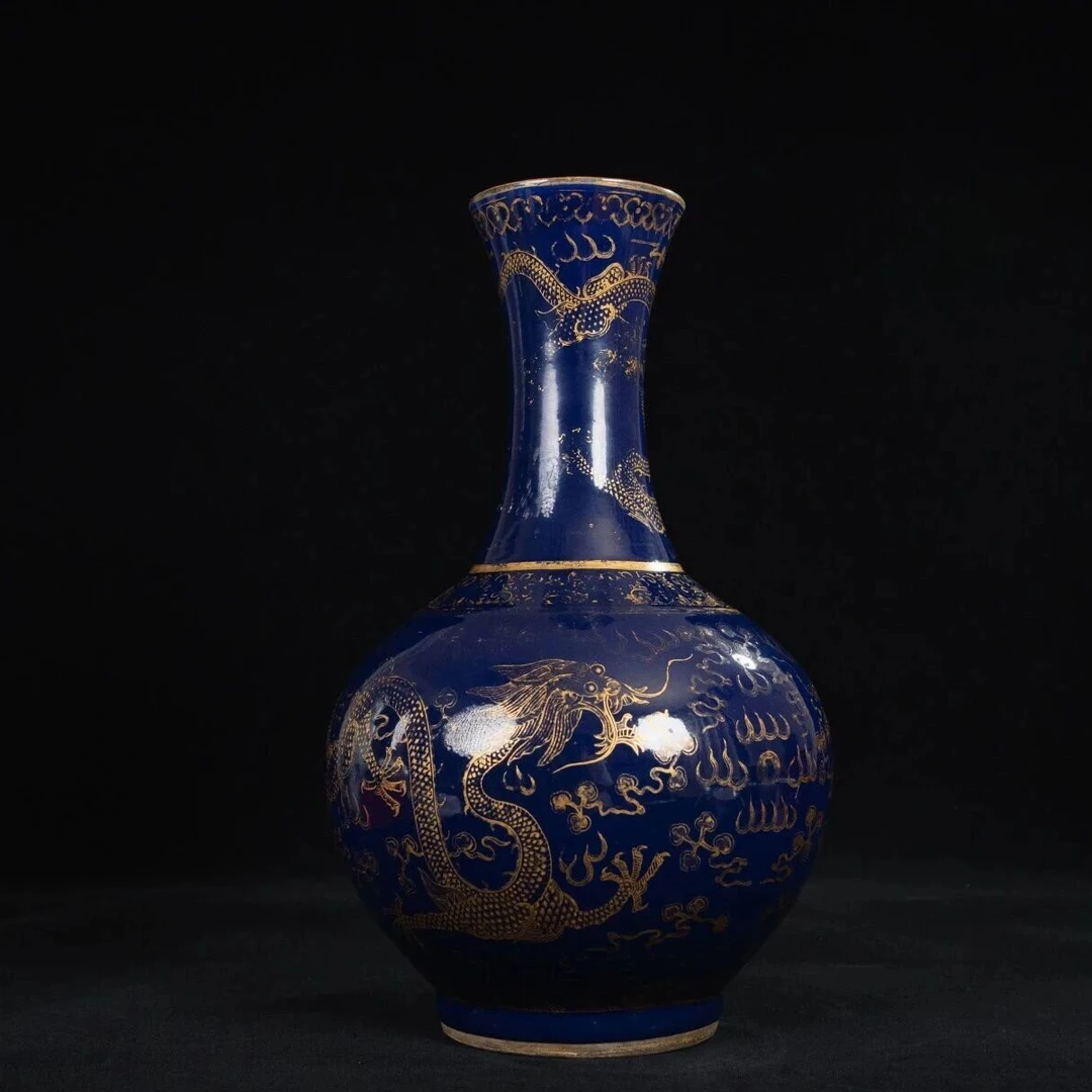 Lot  20 清  霁蓝釉描金龙纹赏瓶(9.11瓷杂拍卖)