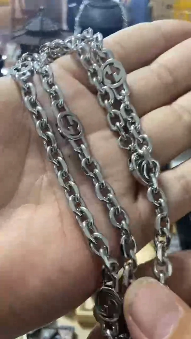 瓷片闪购商品  如图所示