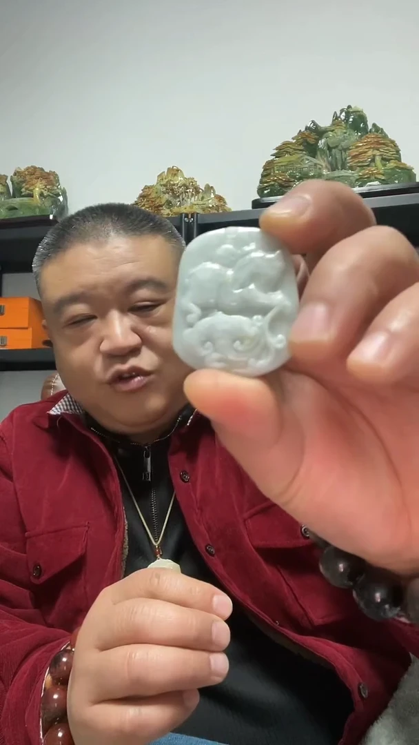 吊坠(赠链)未镶嵌翡翠猪牌吊坠