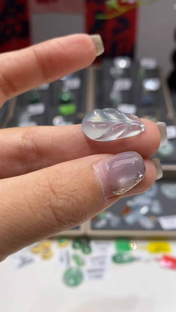 翡翠未镶嵌颈饰叶子