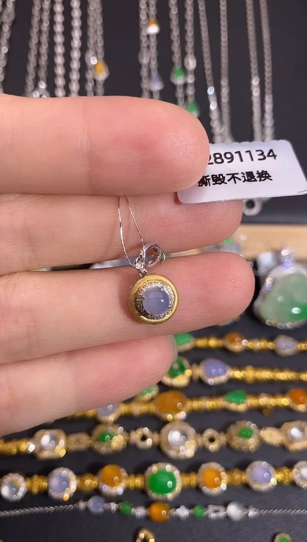 颈饰18K金镶嵌翡翠吊坠