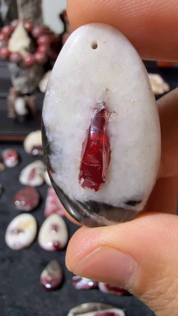 天然辰砂天然辰砂天然朱砂大晶砂随行吊坠