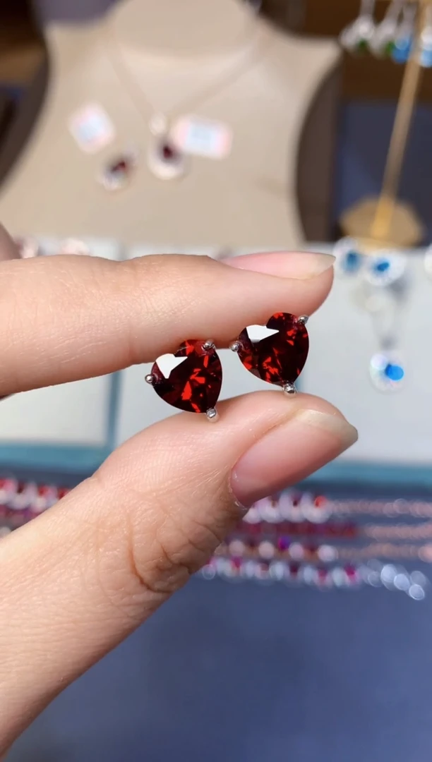 银S925镶嵌耳钉石榴石天然