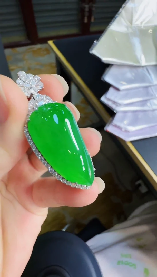 翡翠18K金镶嵌颈饰翡翠 18K金镶嵌 颈饰