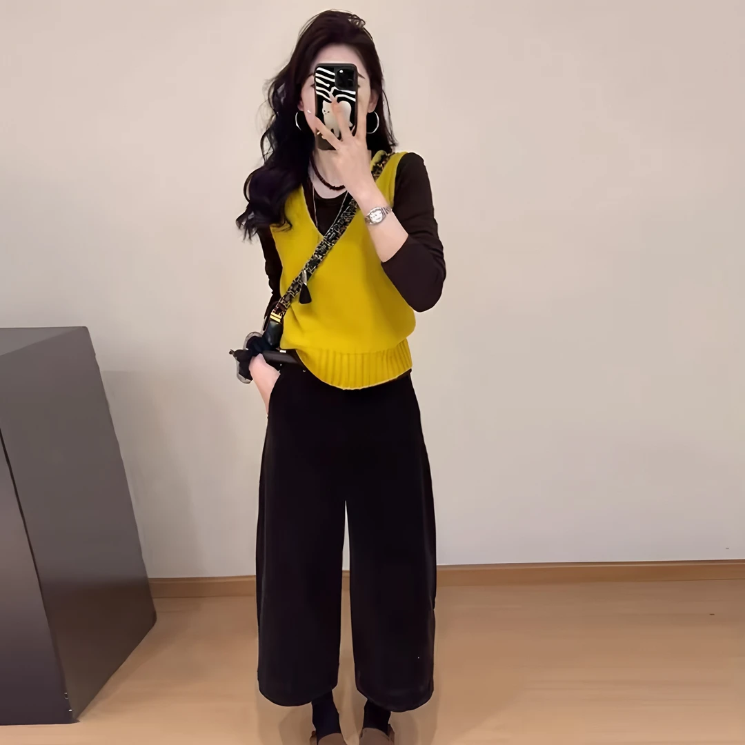 秋日的歌新款时尚百搭V领针织马甲+长袖打底衫+灯芯绒裤子三件套