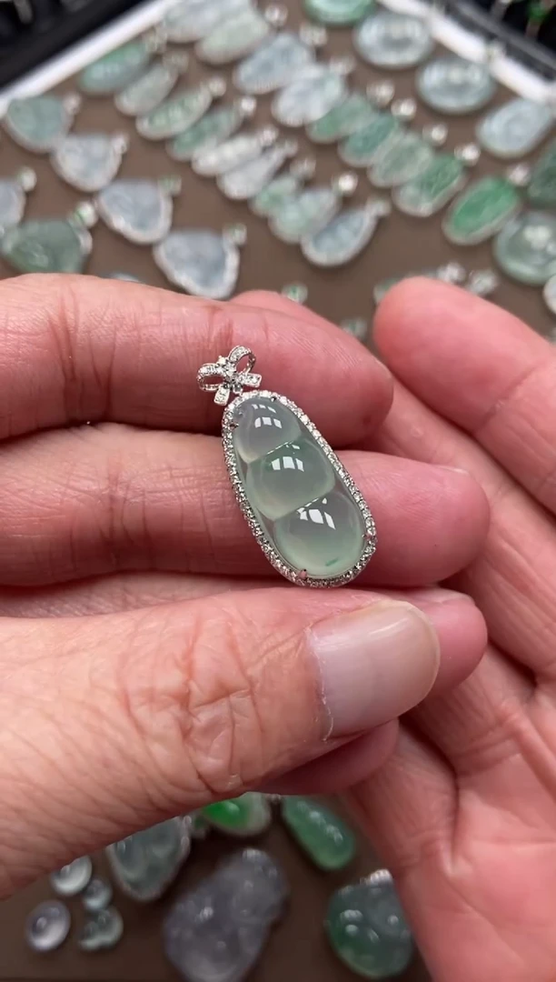 【闪购商品】翡翠吊坠(不含链)18K金镶嵌福豆