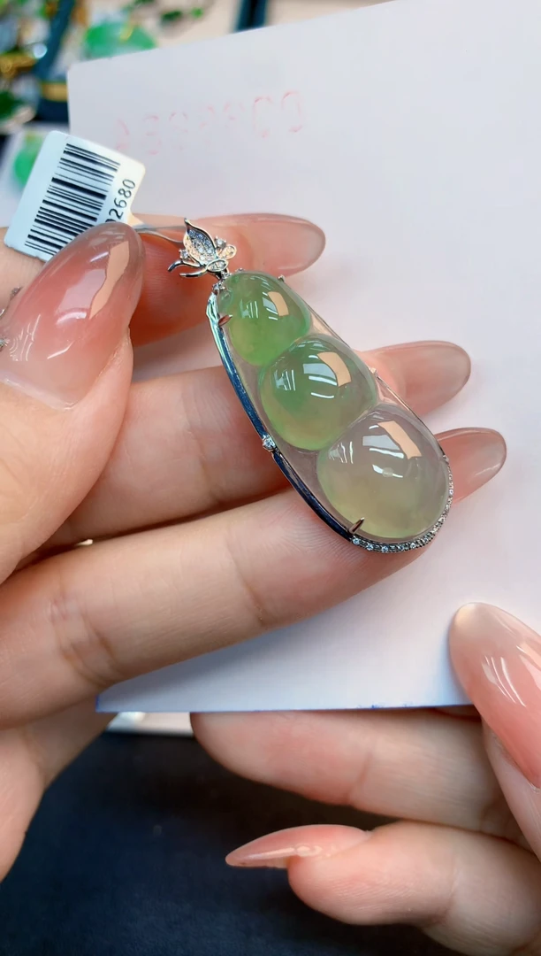 翡翠未镶嵌颈饰1