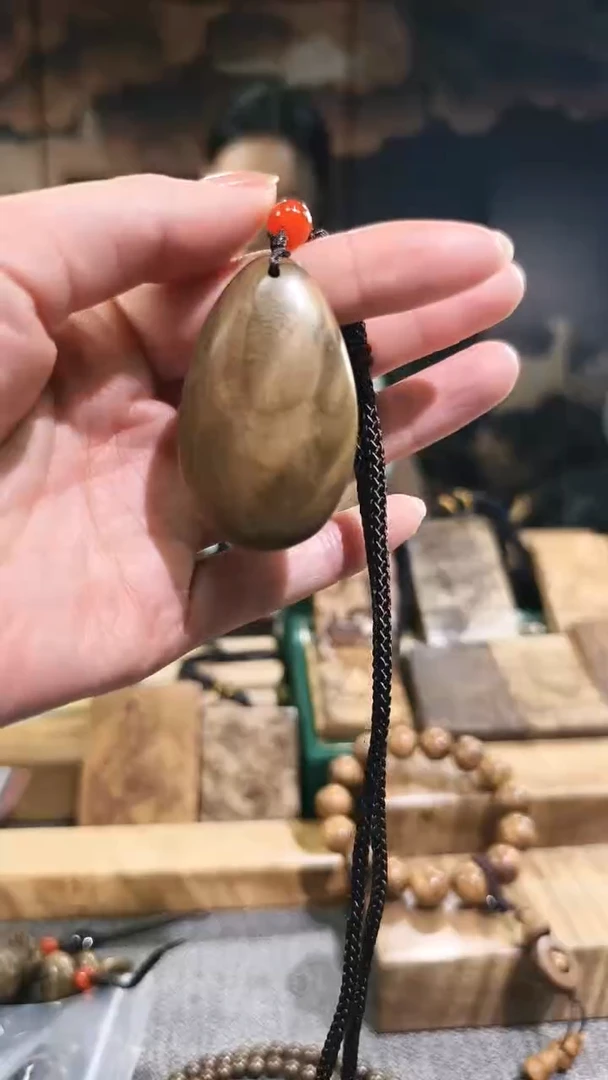 【闪购商品】金丝楠雨滴脖挂手把件 