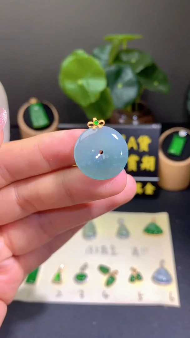 翡翠18K金镶嵌颈饰翡翠A货