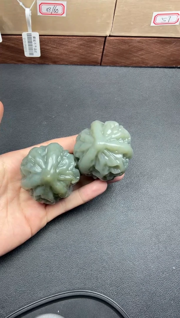 吊坠(赠链)未镶嵌和田玉且末微色差近矿核桃把件