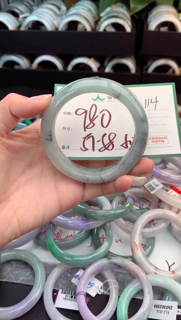 未镶嵌定制翡翠毛货需精细抛光+多人