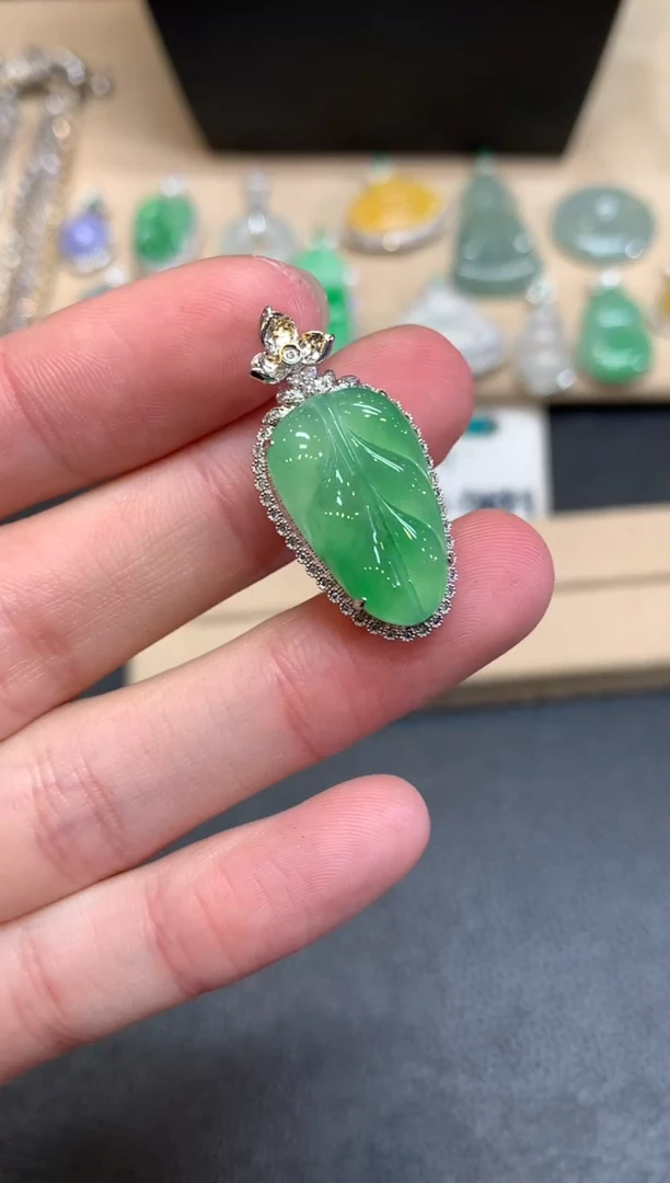 【闪购商品】翡翠颈饰18K金镶嵌叶子【无服务费】