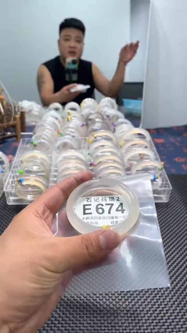 玛瑙/玉髓手镯未镶嵌E674
