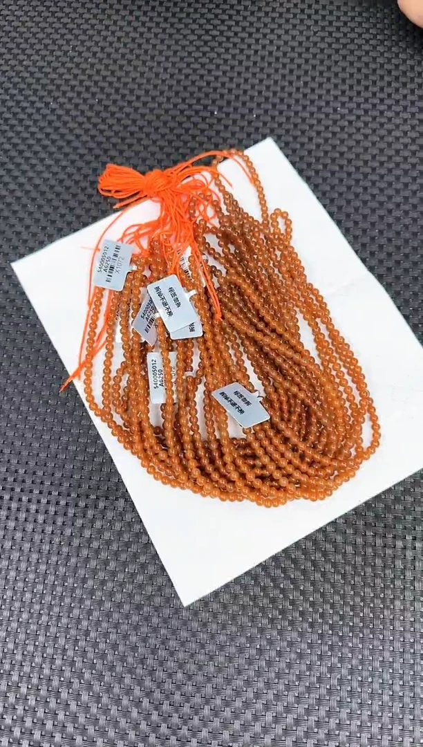 项链未镶嵌和田玉一条，约4mm，多样性发一件