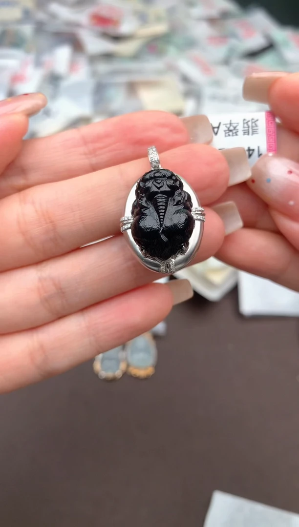 18K金镶嵌挂件翡翠一