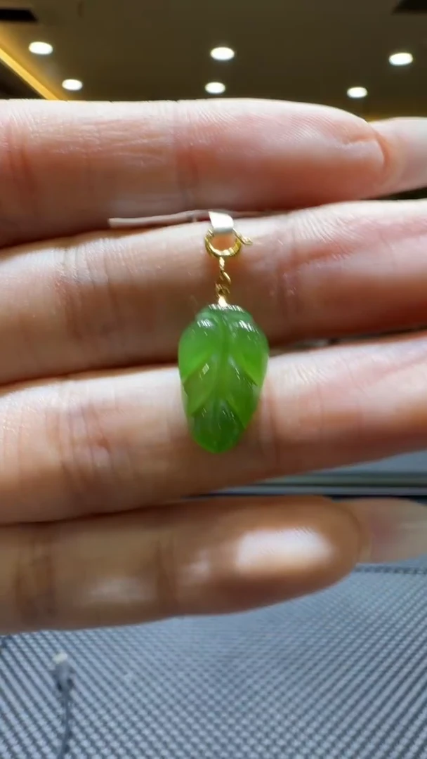 颈饰18K金镶嵌和田玉挂件