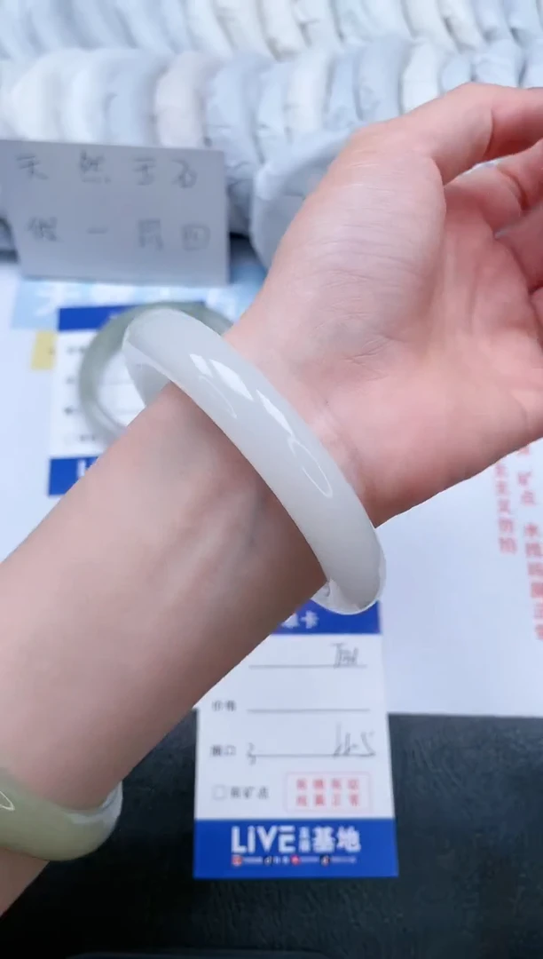 【闪购商品】石英质玉手镯未镶嵌T131-62.5