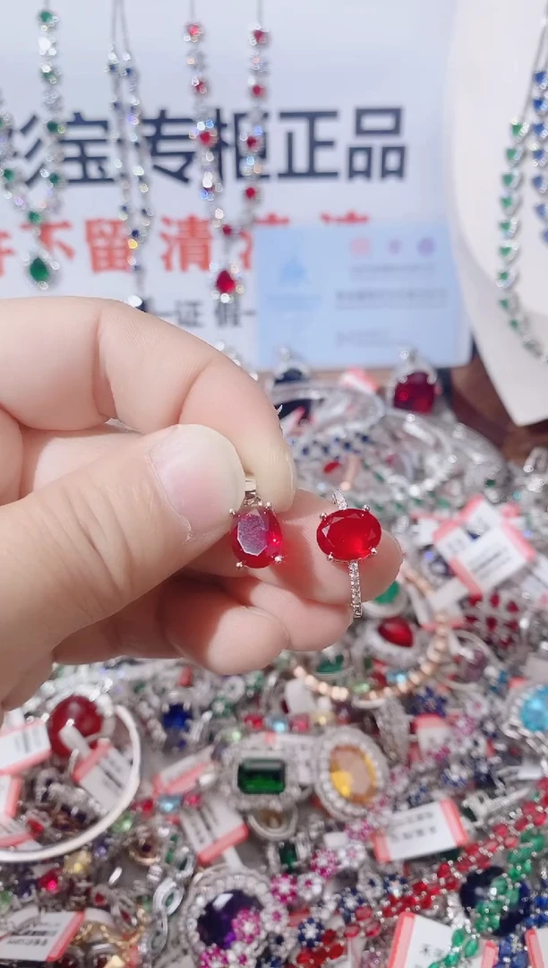 颈饰未镶嵌红宝石吊坠 戒指