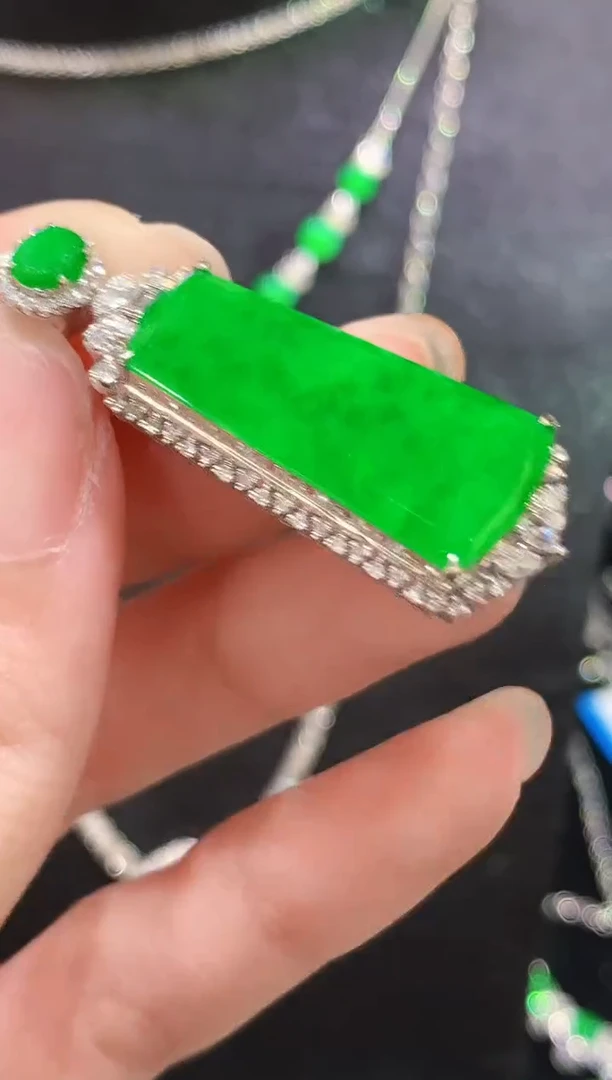 吊坠(不含链)18K金镶嵌翡翠L多样性发其一