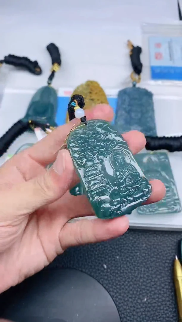 颈饰未镶嵌翡翠