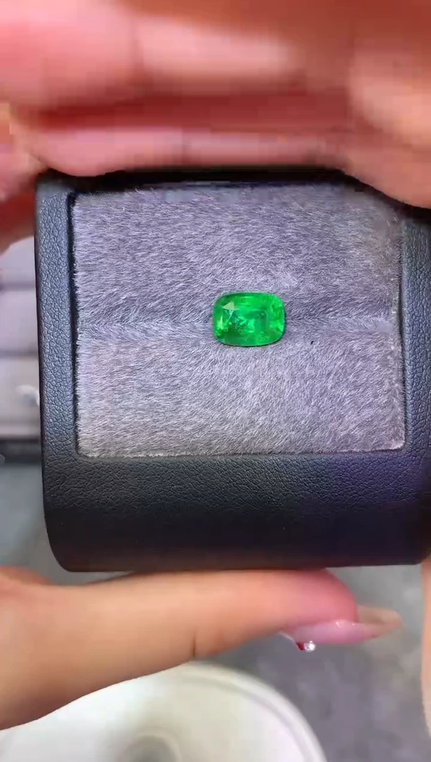 未镶嵌裸石定制石榴石枕型 沙弗莱 3.80ct