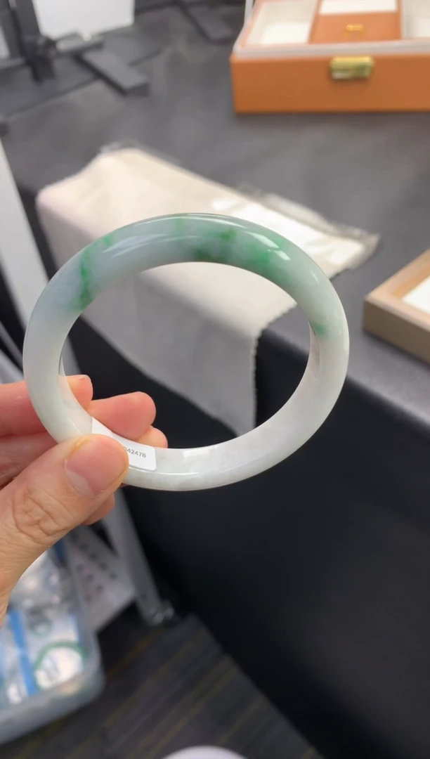 未镶嵌手镯翡翠退货需手镯吊牌标签完好
