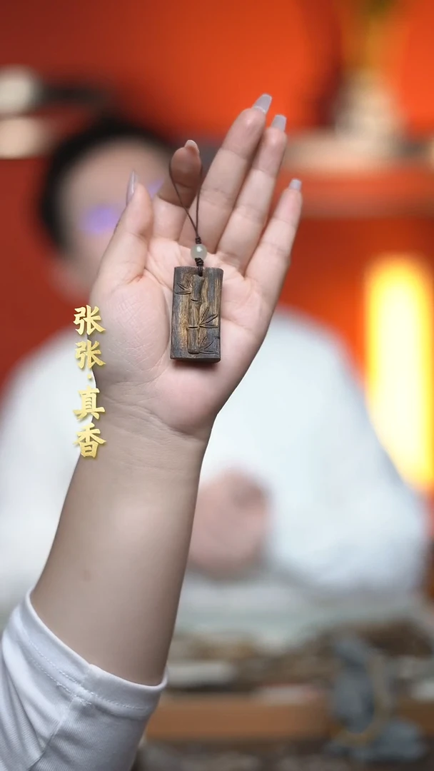 沉香吊坠海南莺歌绿棋雕刻牌