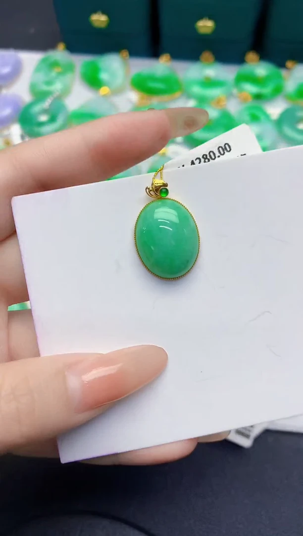 颈饰18K金镶嵌翡翠缅甸天然翡翠A货