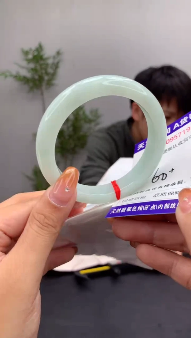未镶嵌手镯翡翠有纹，完美者勿拍