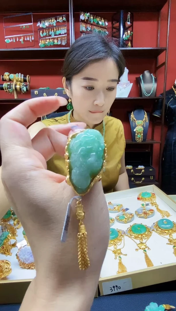 颈饰未镶嵌翡翠戒指