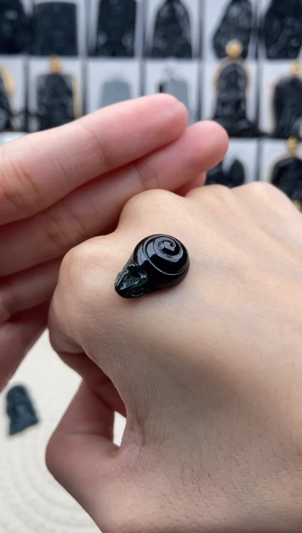 颈饰未镶嵌翡翠小蜗牛