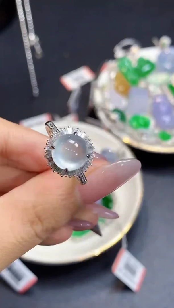 18K金镶嵌戒指翡翠多样性发其一