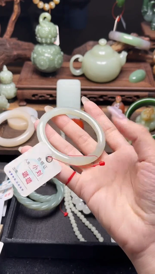 和田玉手镯未镶嵌且末青白 52圈9008511