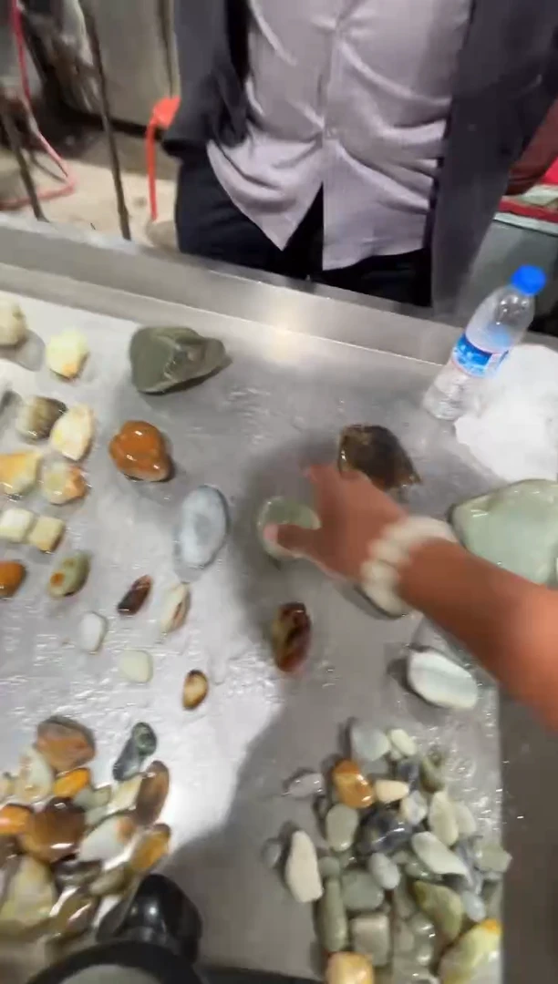 未镶嵌和田玉（糖玉）挂件和田玉