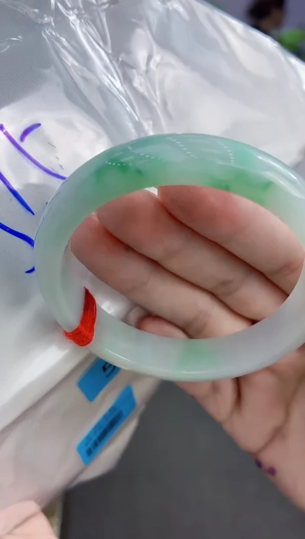 翡翠手镯未镶嵌翡翠手镯