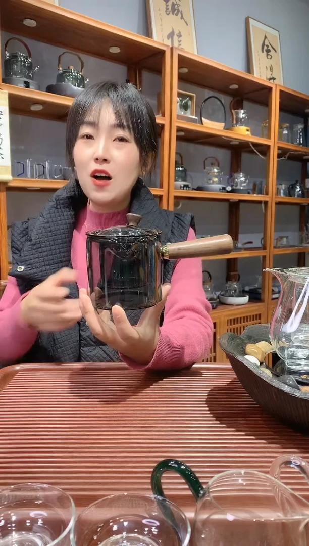 侧把壶透黑色的的