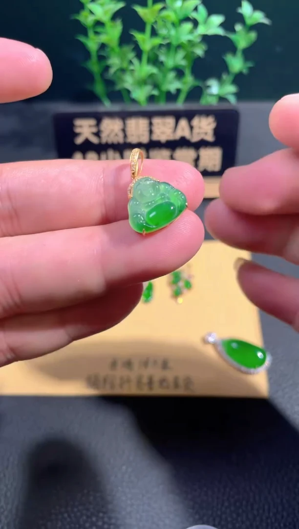 颈饰18K金镶嵌翡翠翡翠