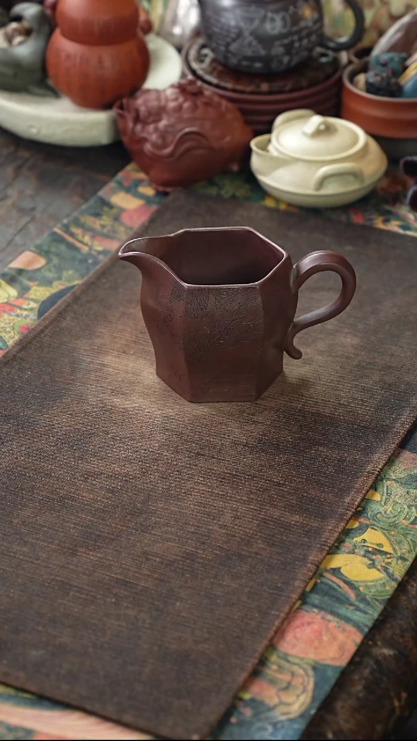 底槽清刻绘龙紫砂公道杯