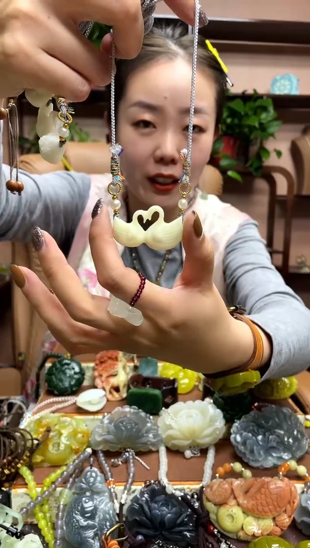 未镶嵌岫玉颈饰多样性发货发其中之一
