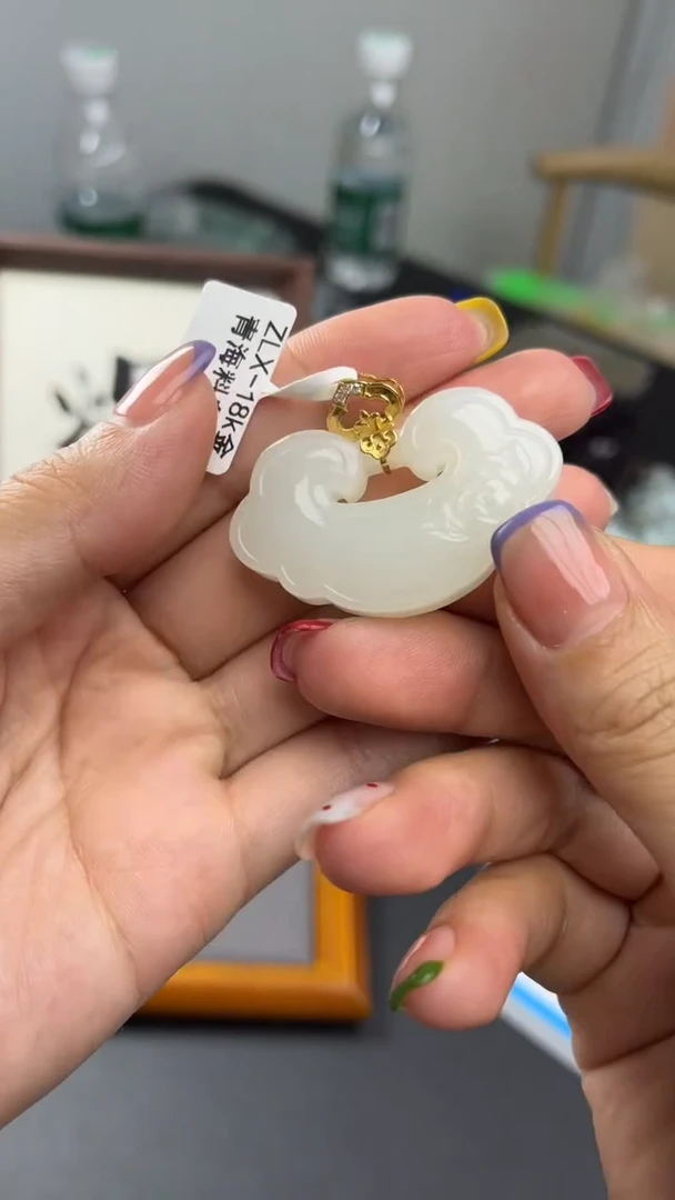 和田玉18K金镶嵌颈饰和田玉如意锁