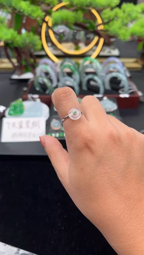 18K金镶嵌戒指翡翠戒指