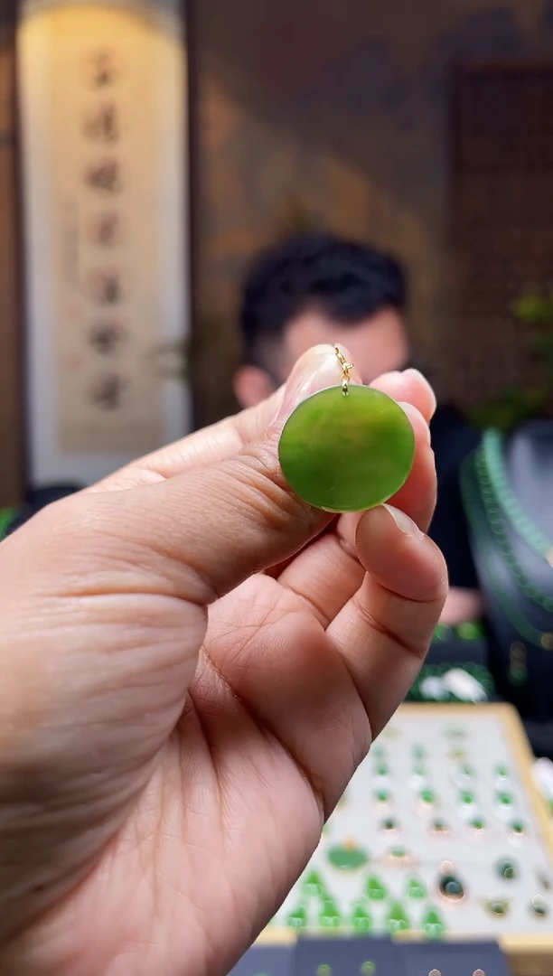 和田玉（碧玉）18K金镶嵌颈饰小圆牌无事牌吊坠多样性发一