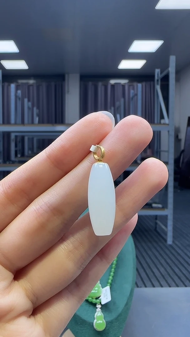 18K金镶嵌和田玉挂件1