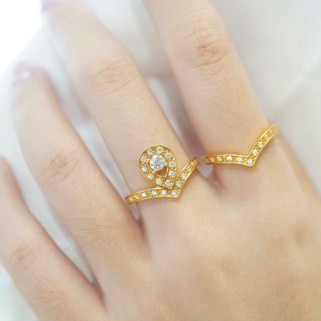 莫桑石圣诞专属戒指)18K金莫桑皇冠戒V戒 多样性发一件 百搭