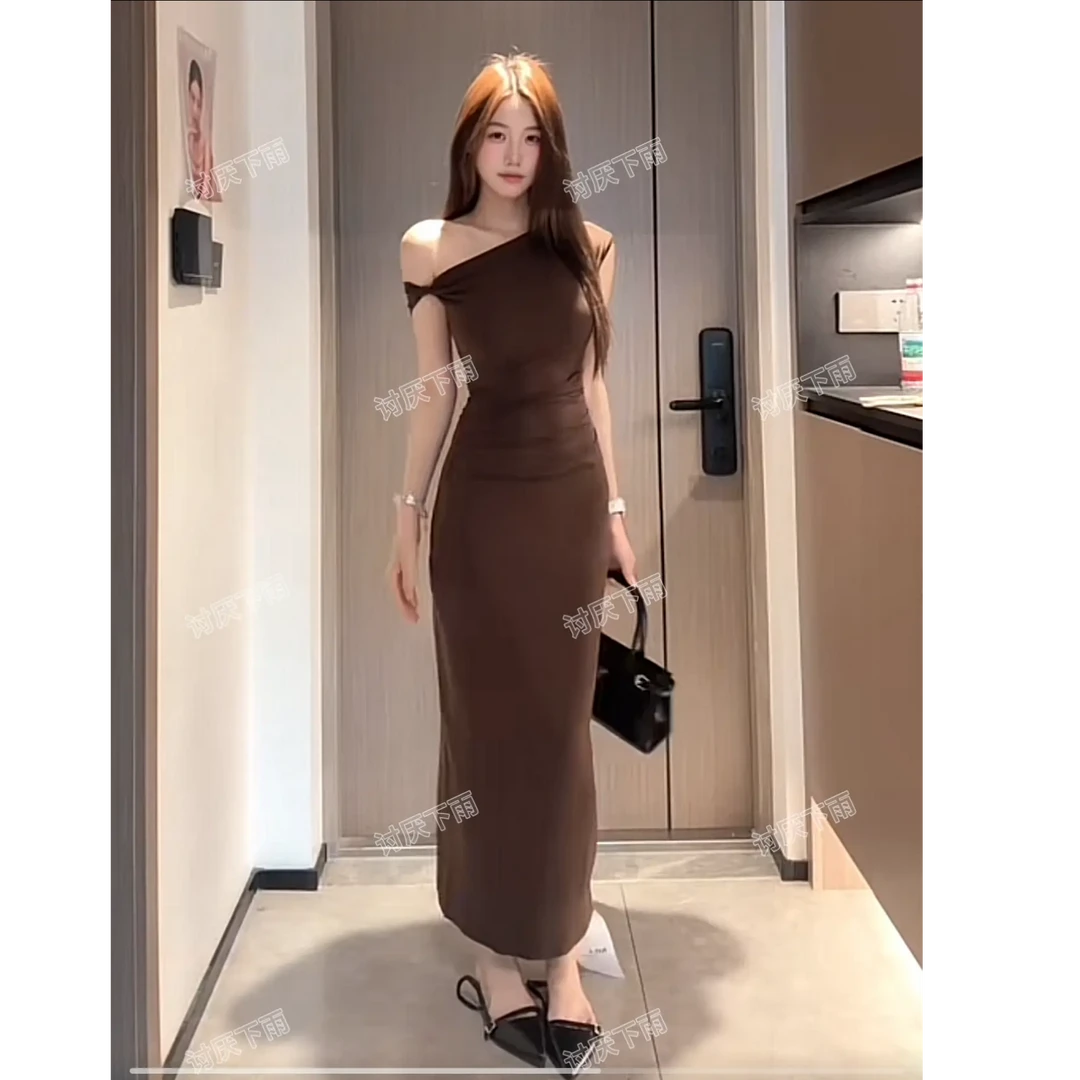 2025新款一字肩设计黑色斜肩连衣裙女夏露锁骨紧身包臀裙御姐长裙